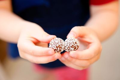 Flicka med godis i Handen