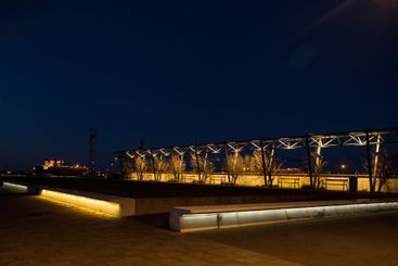 Utsikt över bänkar vid Västra hamnen i Malmö i nattljus