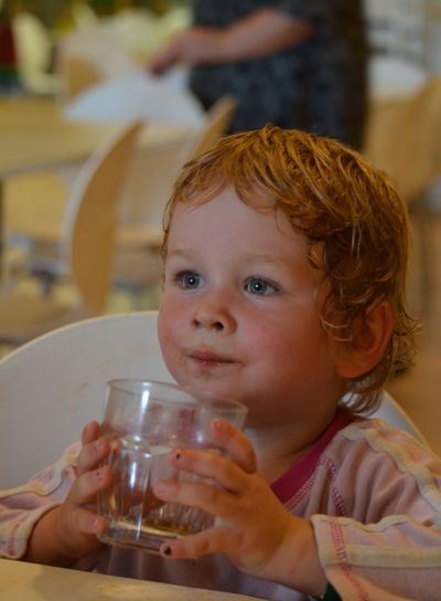 liten pojke dricker vatten