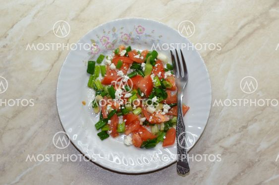 Salad with tomatoes, cheese and onions