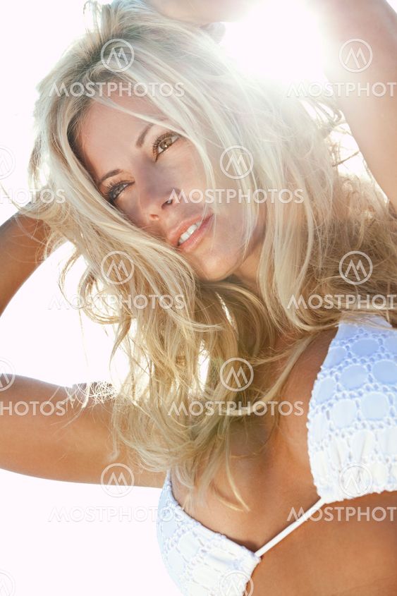Blondes mädchen von hinten