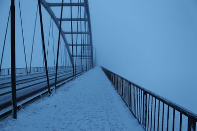 En dimmig promenad över bron
