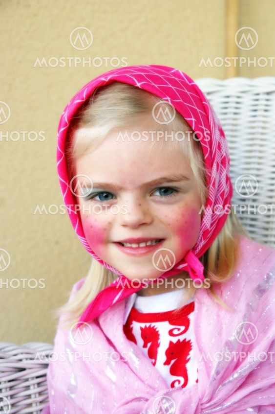 Liten flicka som påskkärring 3