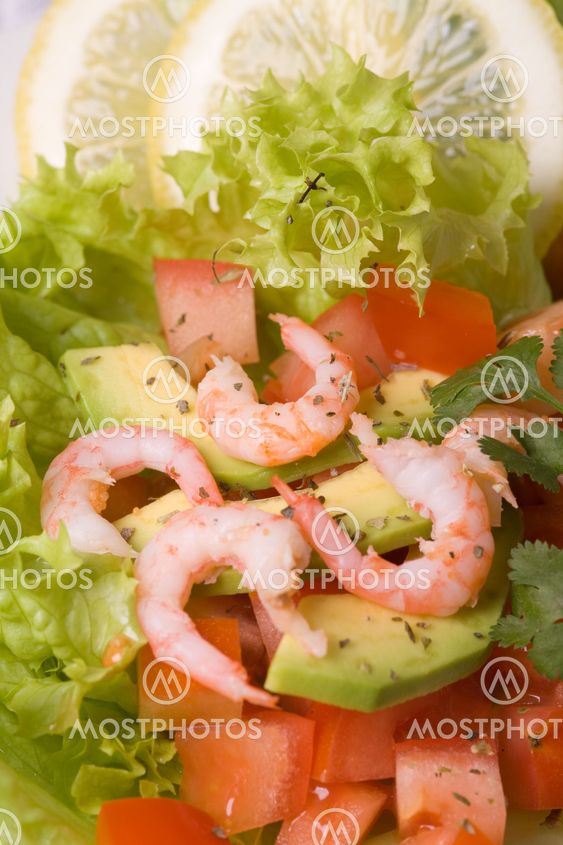 Salad with shrimps and avocado