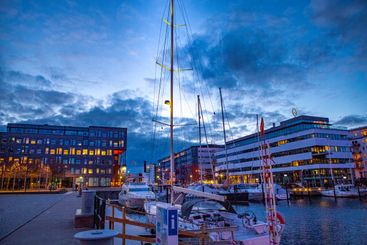 Kvällsljus vid båthamnen i Västra hamnen i Malmö