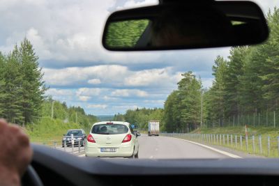 På väg genom sommarlandskap