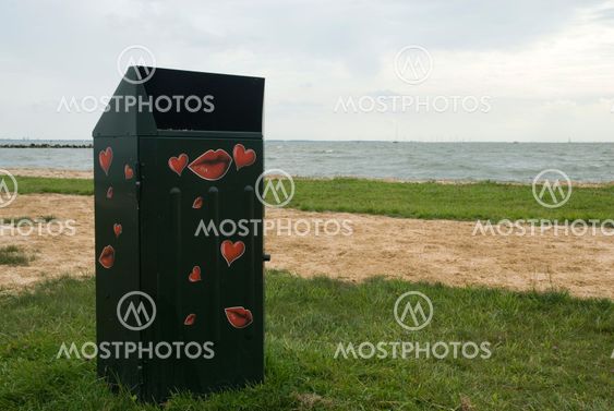 Loving garbage can