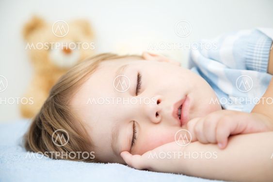 Söt liten pojke sover