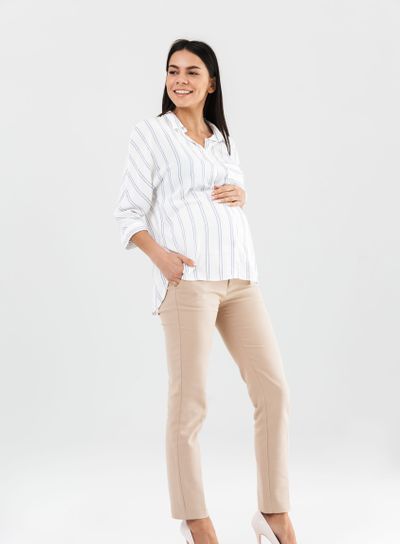 Full length photo of attractive pregnant businesswoman...