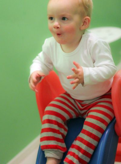 Liten pojke leker på dagis