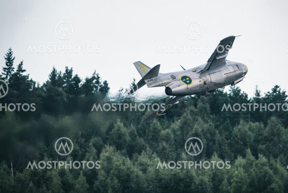 J 29 Tunnan takes off in the airshow at Orebro airport