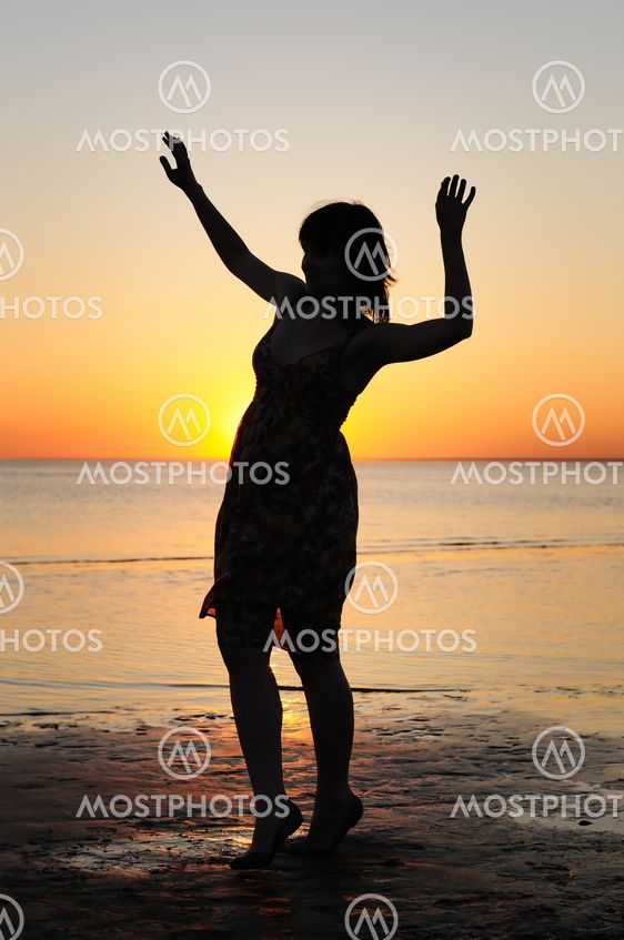 Woman as silhouette by the sea