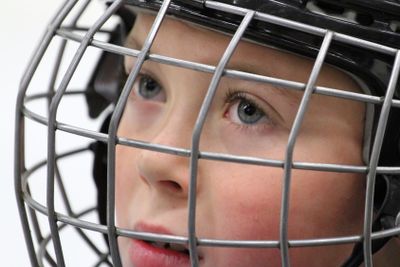 Ung hockeykille med ansiktsgaller