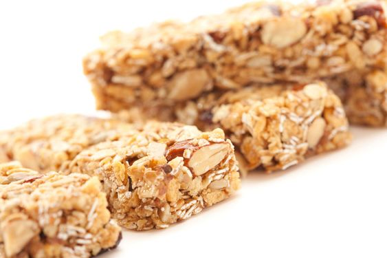 Adskillige Granola barer isoleret på hvid