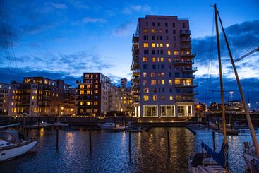 Kvällsljus vid vattnet i Västra hamnen i Malmö