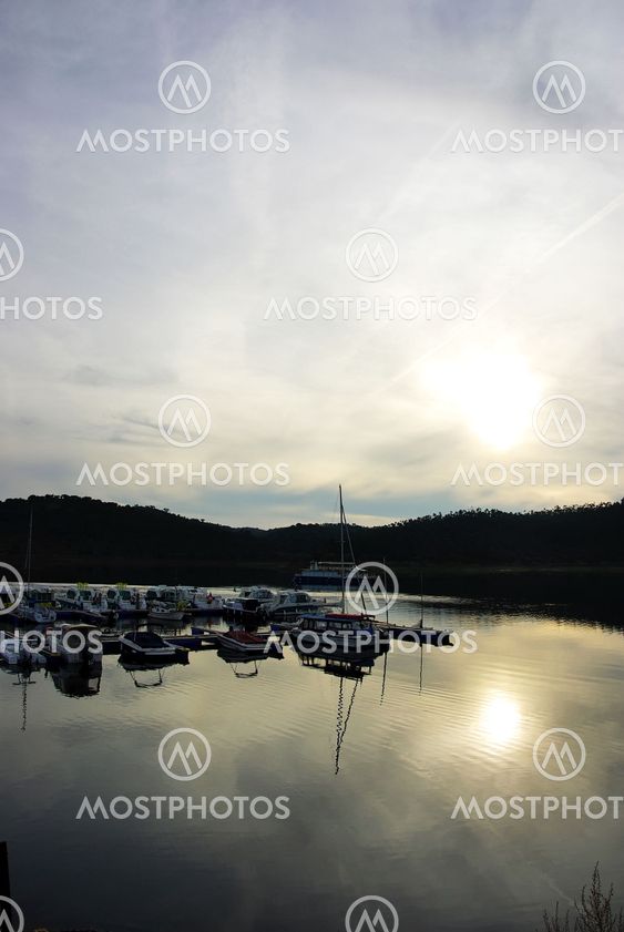 Både på marina bay ved solnedgang