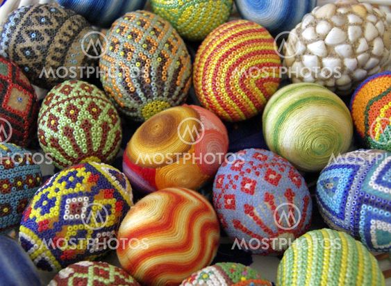 Oeufs en perles colorés