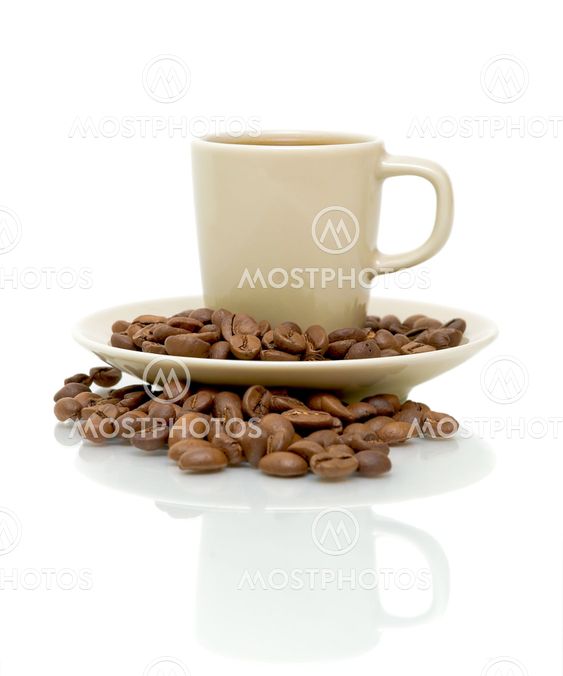 kopp kaffe och kaffebönor