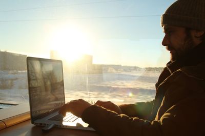 Man med laptop på tågresa