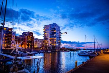 Kvällsljus vid båthamnen i Västra hamnen i Malmö