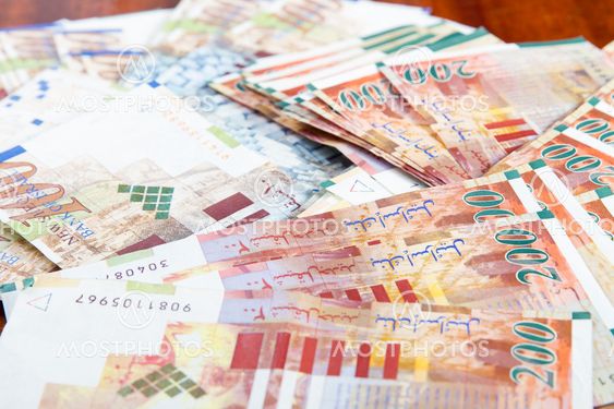 Two hundred shekel bank notes .