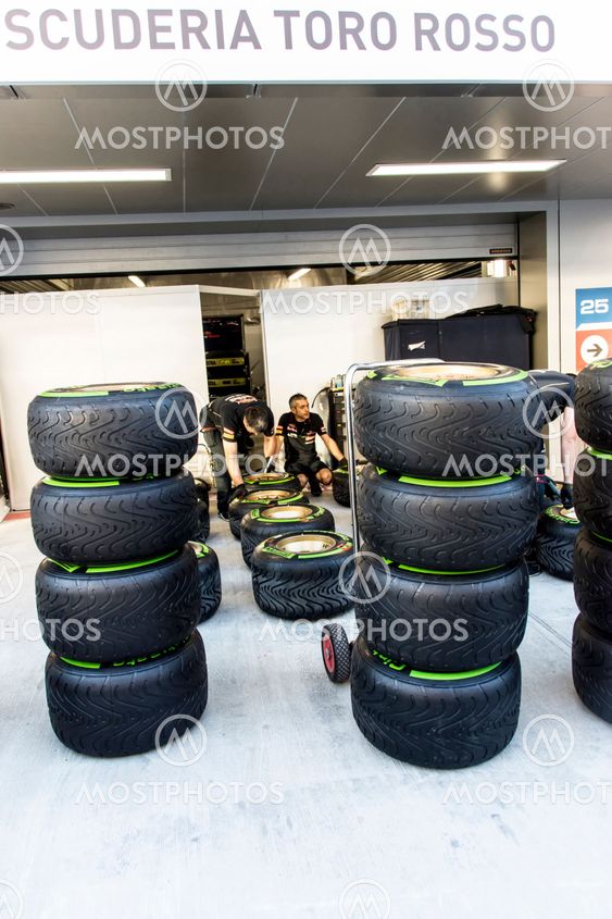 Scuderia Toro Rosso. Mechanics. Preparation of rubber.