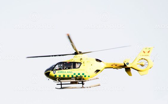 Ambulanshelikopter flyger över Djurgården, Stockholm