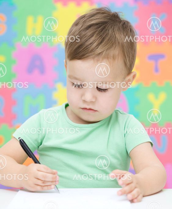 Little boy skriver på hans copybook