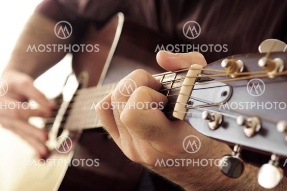Man spelar en gitarr