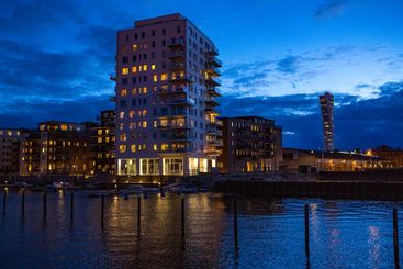 Kvällsljus vid vattnet i Västra hamnen i Malmö