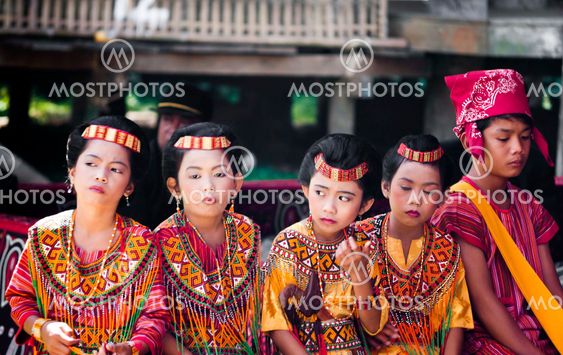 Barn med traditionen toraja kläder