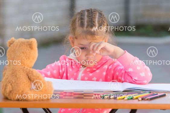 The girl does not know how to continue to draw drawing...