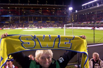 Ung supporter på Råsunda fotbollsstation