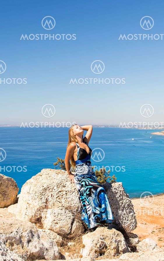 Free Happy Woman Enjoying Nature. Beauty Girl Outdoor....