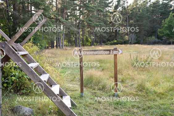 Stätta och skylt vid Lindreservatet på Öland