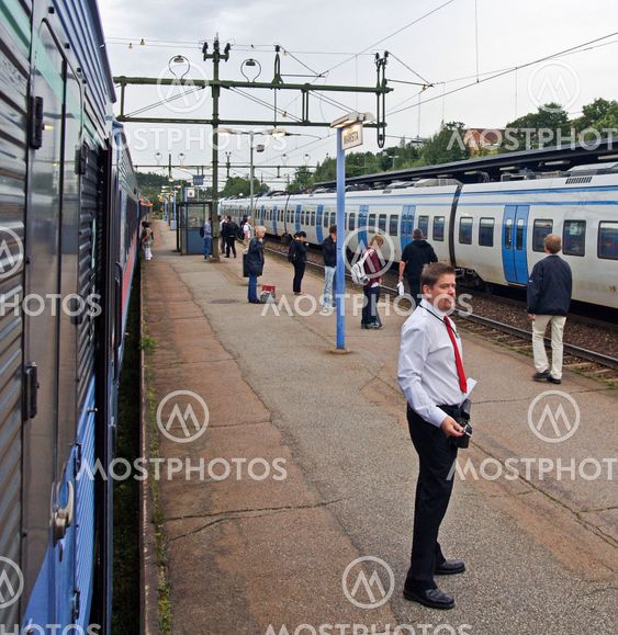 Trains stop at Märsta staff on the platform