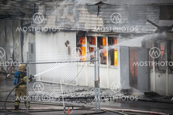 Räddningstjänsten under brandsläckning