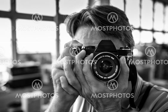 Fotograf med gammal kamera i hand