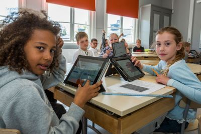 Barn använder iPad i undervisningen