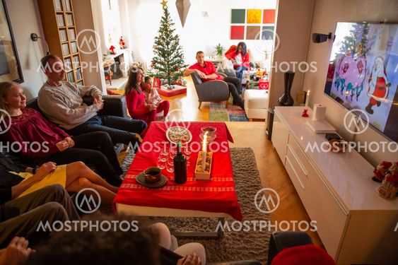 Familj tittar på Kalle Ankas jul