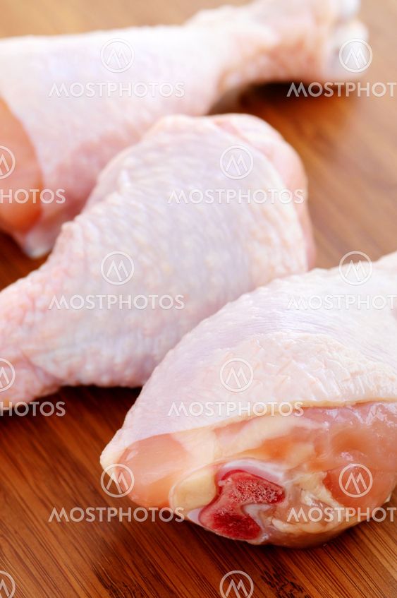 Raw chicken drumsticks