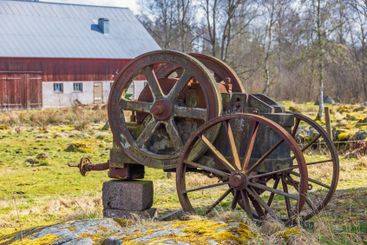 Portable rock crusher from the early 20th century