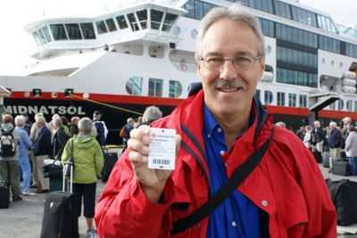 Hurtigruten resenär med biljett