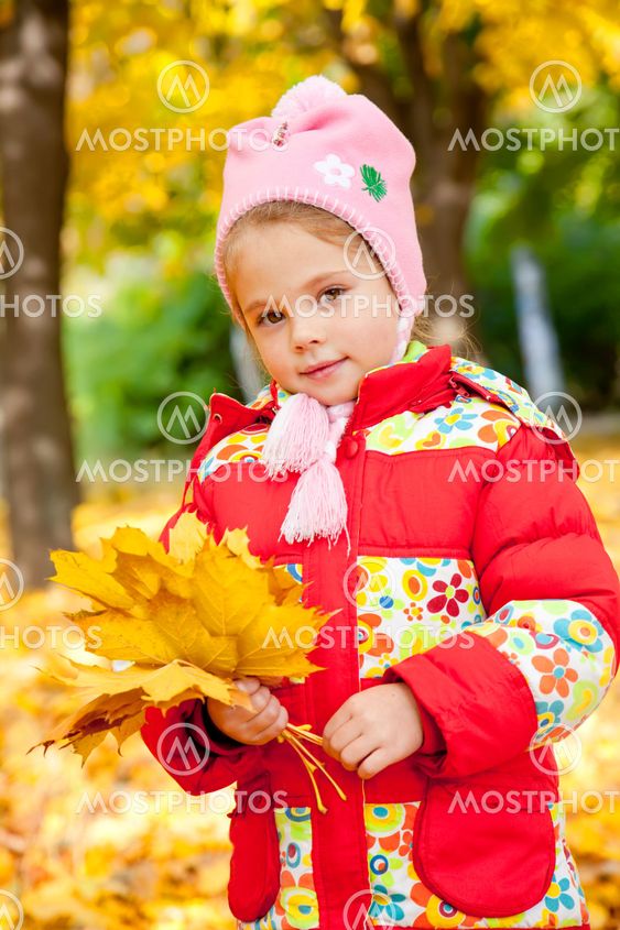 Child in autumn park.