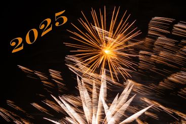 Fira in 2025 med fyrverkeri