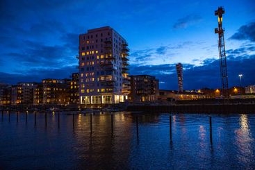 Kvällsljus vid vattnet i Västra hamnen i Malmö