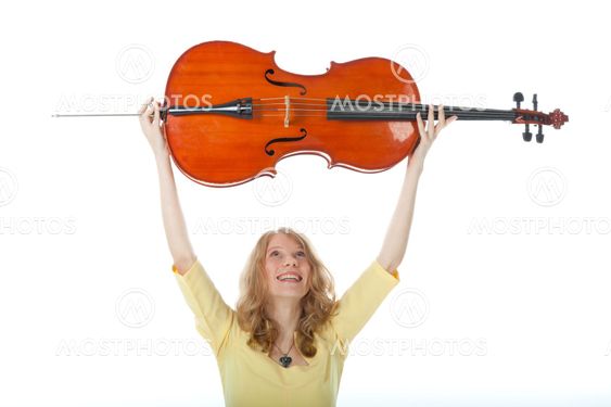 jonge vrouw houdt cello in de lucht