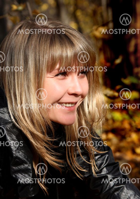 Porträtt av vacker flicka i höstens park