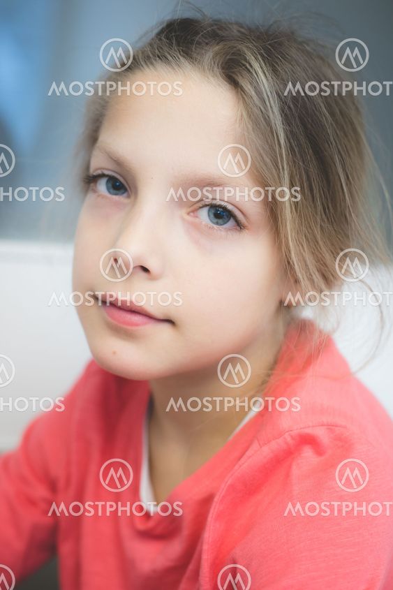 Porträtt av ung flicka