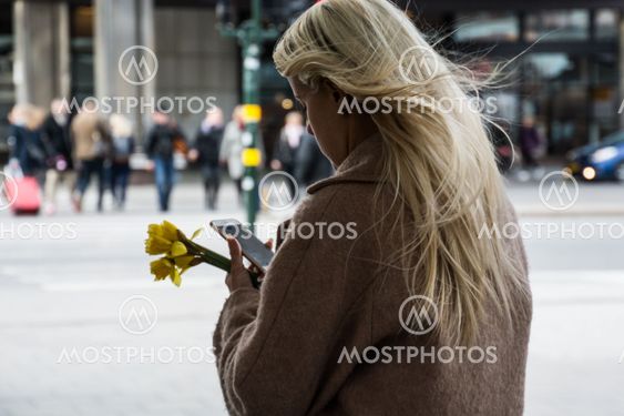 en kvinna som använder mobiltelefonen